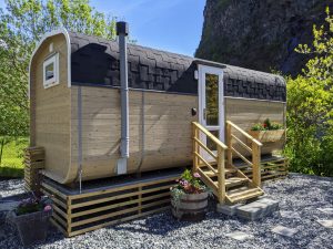 Ein Campinghaus in Schweden neben einem Berg.